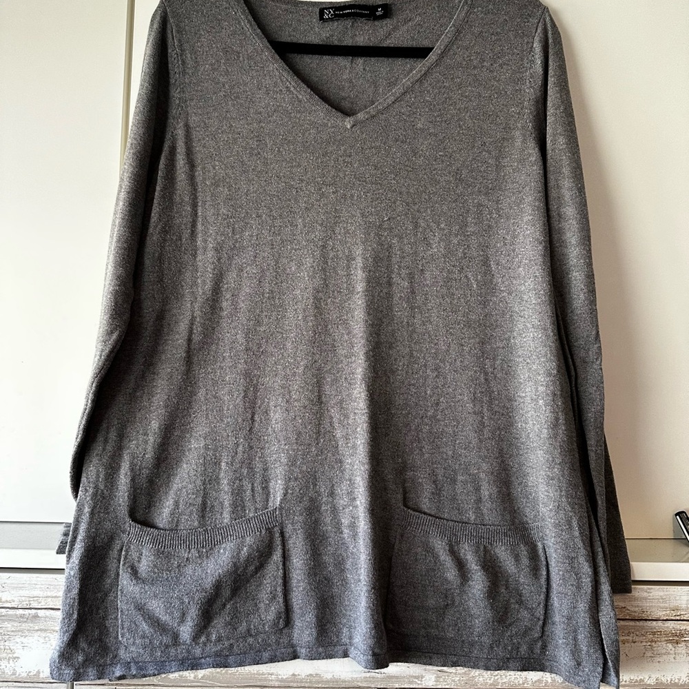 🩶 NY&C Gray V-Neck Tunic Sweater Top Medium Pockets Soft Knit
